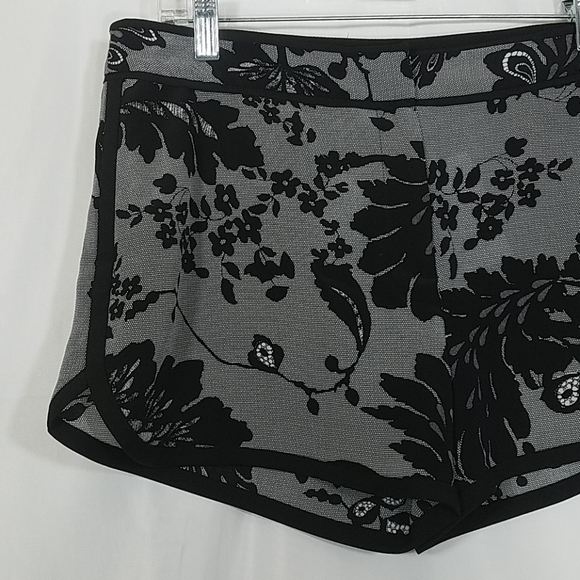 Diane Von Furstenberg  Jen Silk Short Black  Size 8 - Picture 2 of 4